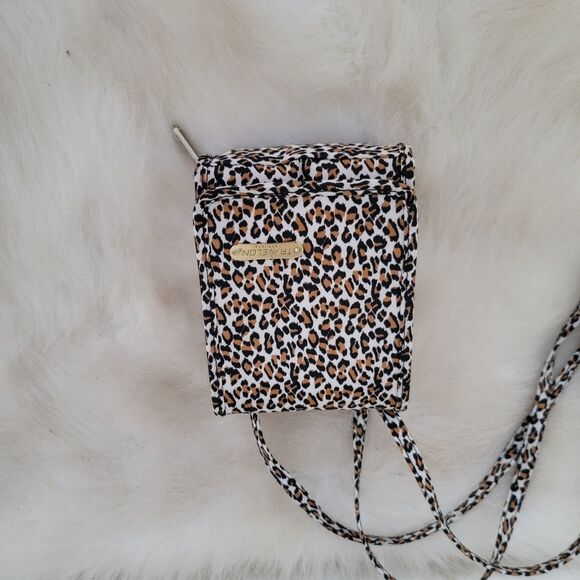 Travelon Crossbody Purse Leopard Print W/Tan Lining Pouch Pockets & Storage EUC - Picture 1 of 6